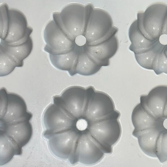 Nordic Ware Classic Mini 6 Bundt Cake Pan Muffin Heavy Aluminum Made in USA - Picture 6 of 8